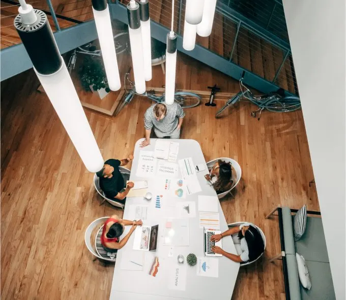 Team werkt samen aan een tafel